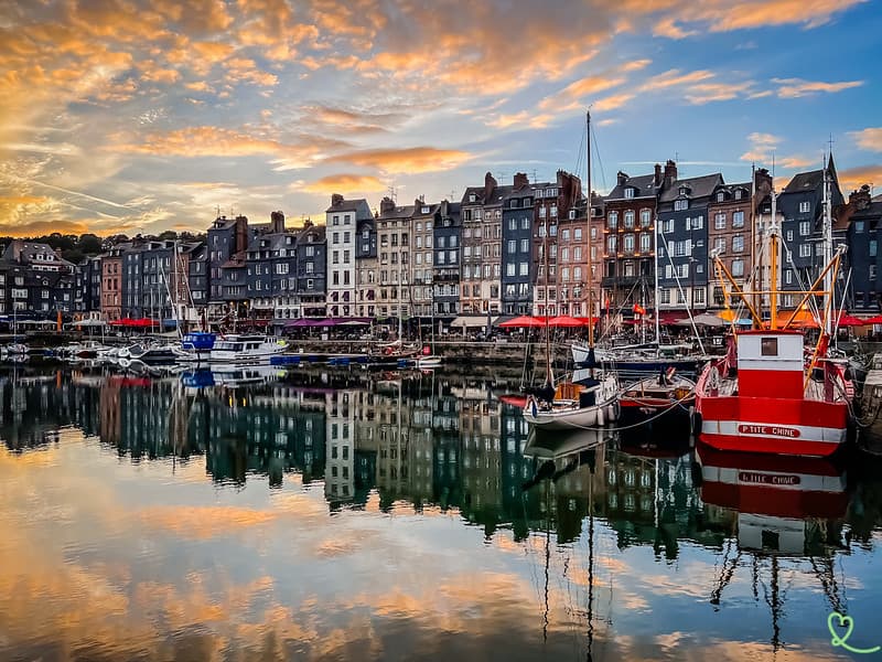 Honfleur harbour with traditional houses and Giverny pond combined tour