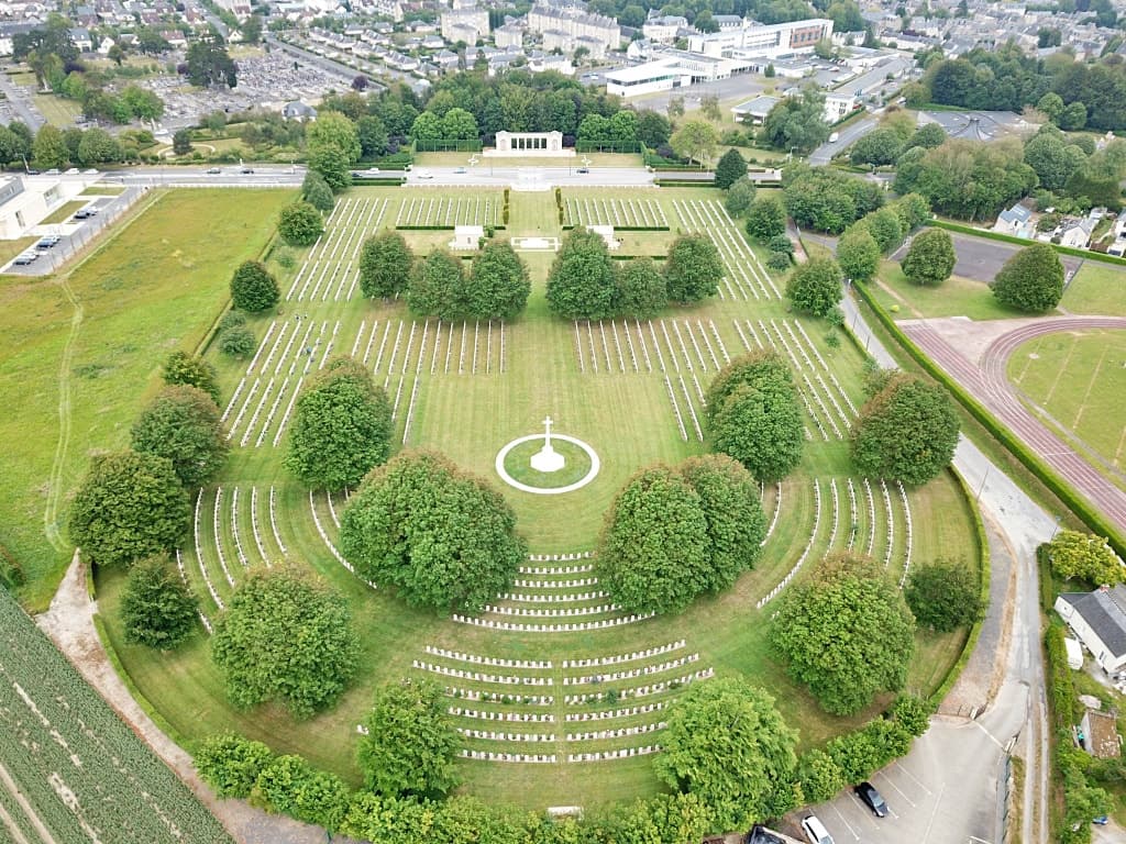 Bayeux War Cemetery - Paris private tour stop